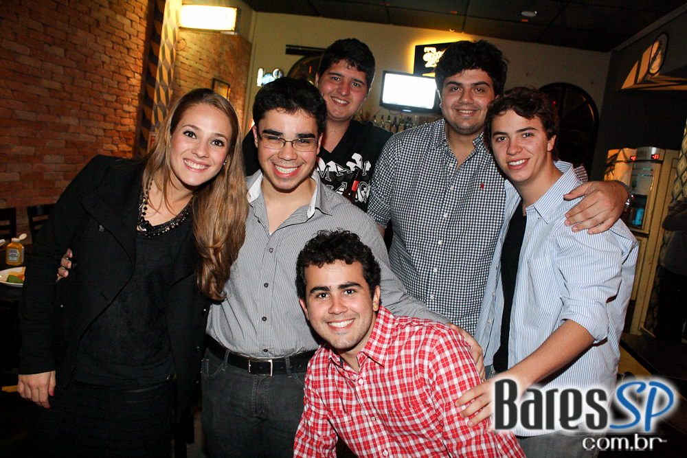 Ambiente descolado com cerveja e drinks no happy hour do Wall Street Bar Ambiente descolado com cerveja e drinks no happy hour do Wall Street Bar