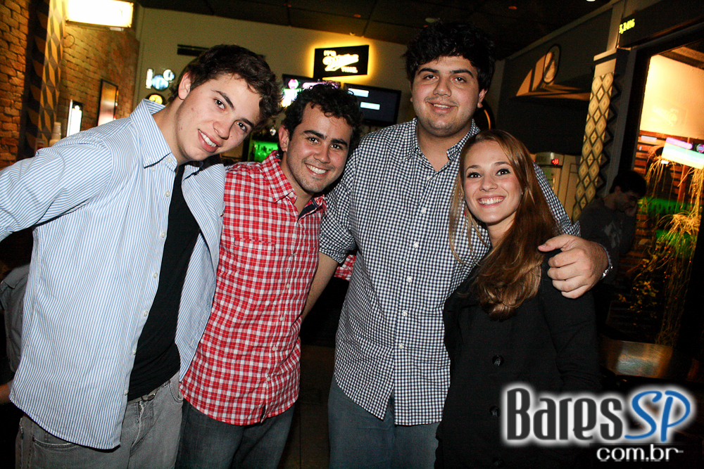 Ambiente descolado com cerveja e drinks no happy hour do Wall Street Bar Ambiente descolado com cerveja e drinks no happy hour do Wall Street Bar