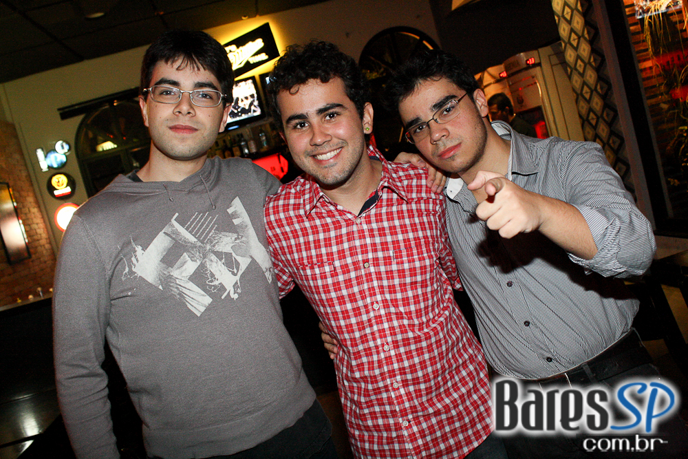 Ambiente descolado com cerveja e drinks no happy hour do Wall Street Bar Ambiente descolado com cerveja e drinks no happy hour do Wall Street Bar