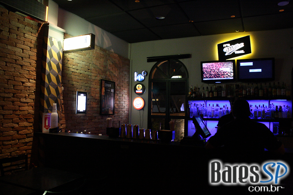 Ambiente descolado com cerveja e drinks no happy hour do Wall Street Bar Ambiente descolado com cerveja e drinks no happy hour do Wall Street Bar