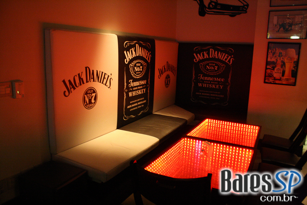 Ambiente descolado com cerveja e drinks no happy hour do Wall Street Bar Ambiente descolado com cerveja e drinks no happy hour do Wall Street Bar