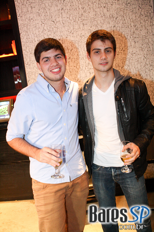 Ambiente descolado com cerveja e drinks no happy hour do Wall Street Bar Ambiente descolado com cerveja e drinks no happy hour do Wall Street Bar