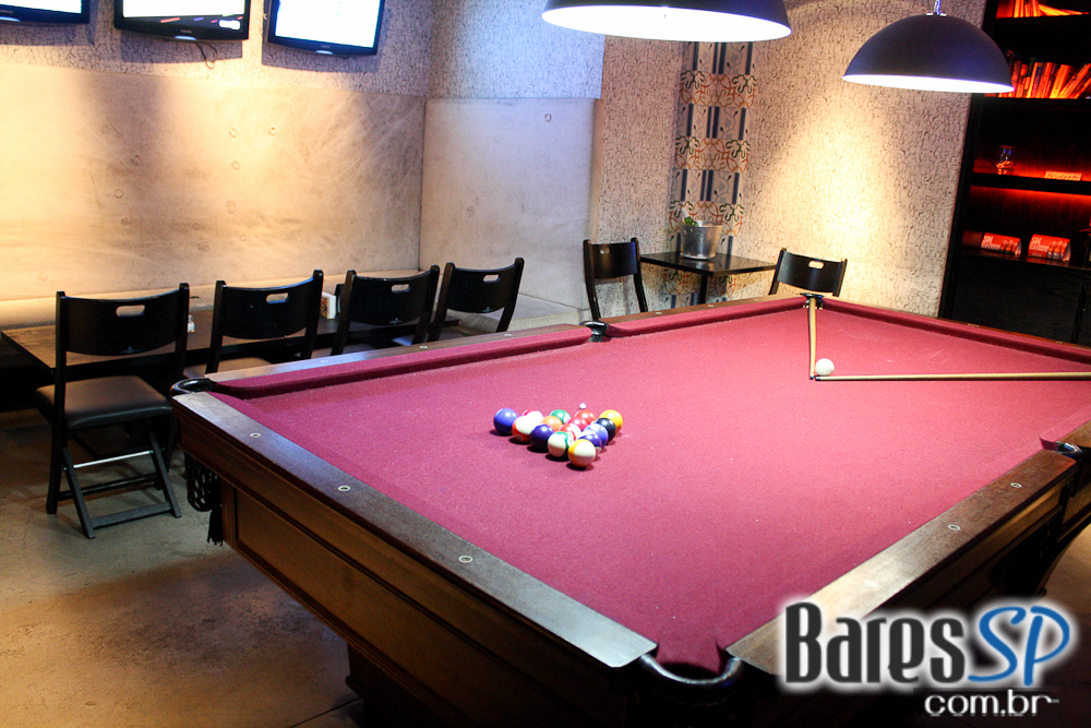 Ambiente descolado com cerveja e drinks no happy hour do Wall Street Bar Ambiente descolado com cerveja e drinks no happy hour do Wall Street Bar