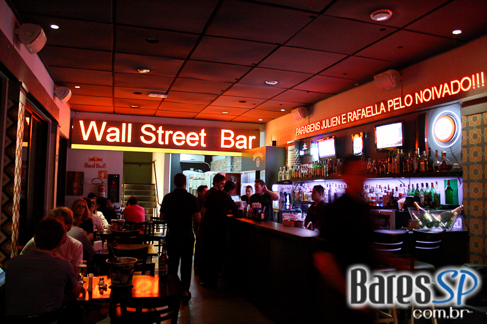 Ambiente descolado com cerveja e drinks no happy hour do Wall Street Bar Ambiente descolado com cerveja e drinks no happy hour do Wall Street Bar