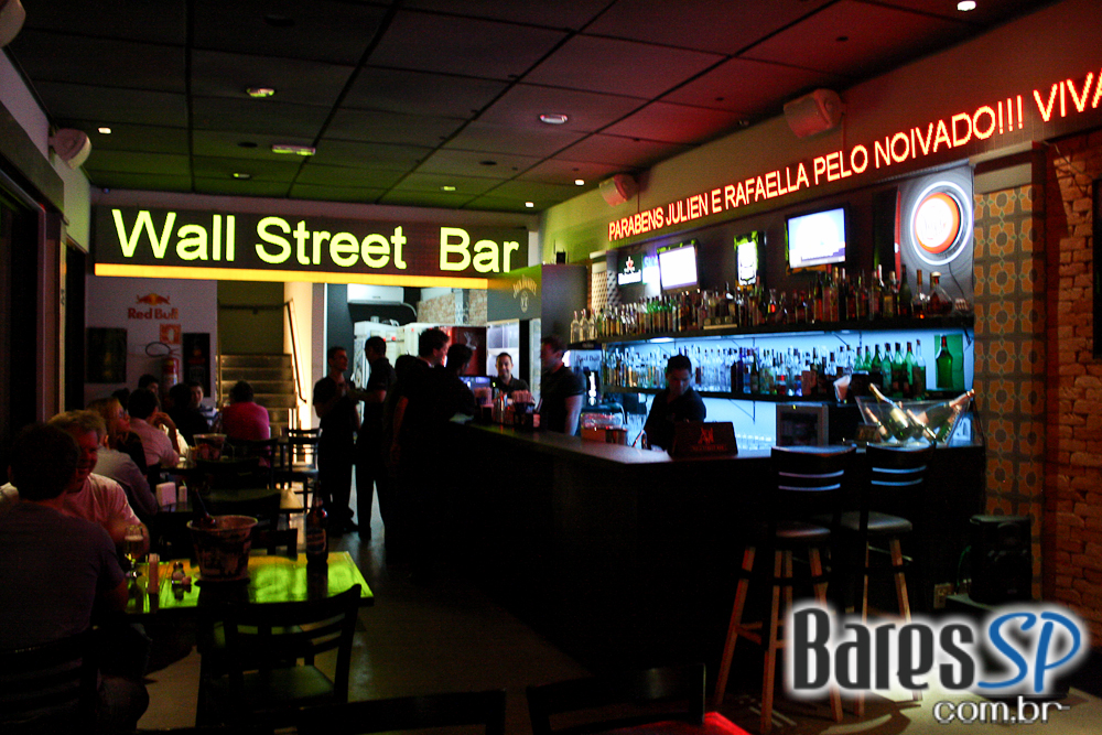 Ambiente descolado com cerveja e drinks no happy hour do Wall Street Bar Ambiente descolado com cerveja e drinks no happy hour do Wall Street Bar