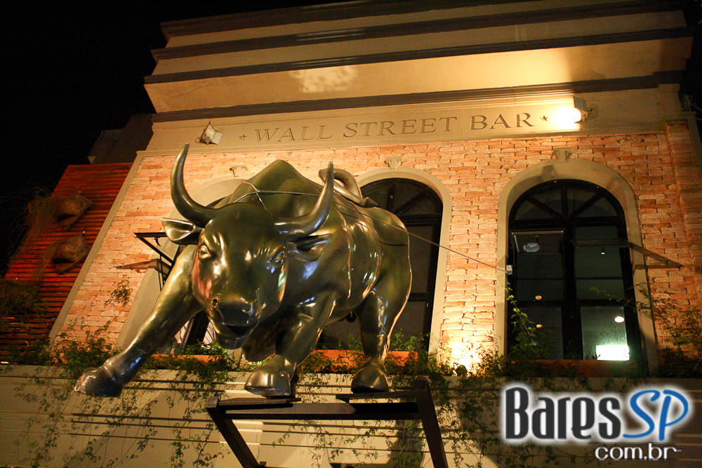 Ambiente descolado com cerveja e drinks no happy hour do Wall Street Bar Ambiente descolado com cerveja e drinks no happy hour do Wall Street Bar