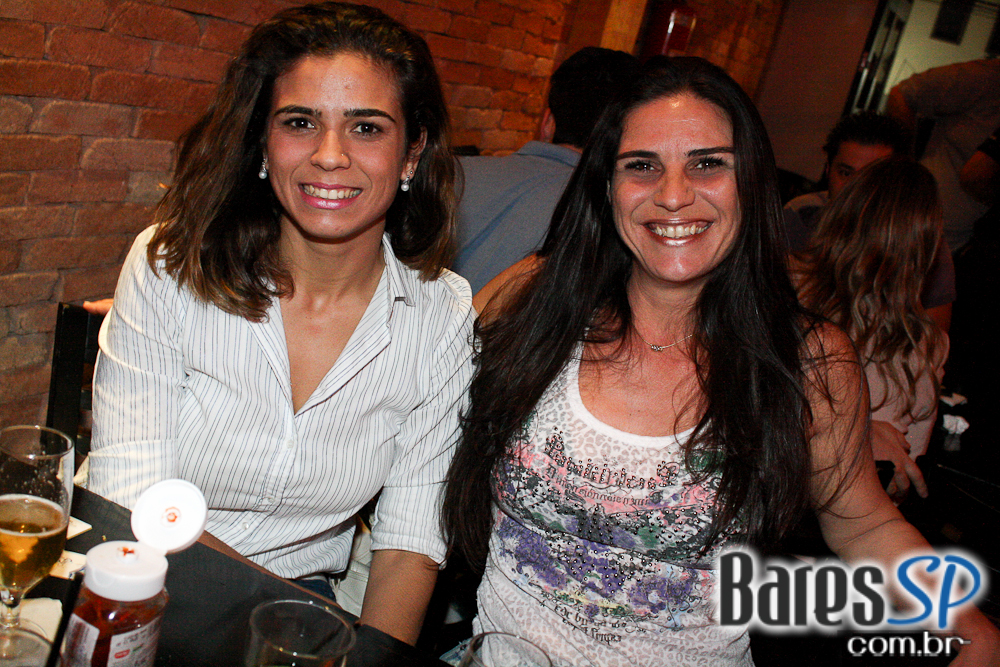Ambiente descolado com cerveja e drinks no happy hour do Wall Street Bar Ambiente descolado com cerveja e drinks no happy hour do Wall Street Bar