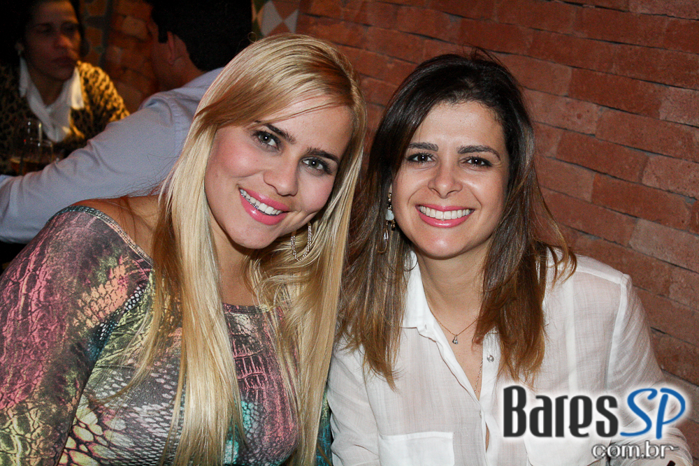 Ambiente descolado com cerveja e drinks no happy hour do Wall Street Bar Ambiente descolado com cerveja e drinks no happy hour do Wall Street Bar