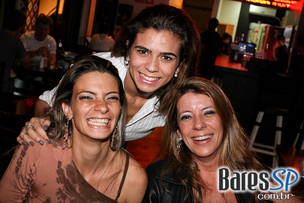 Ambiente descolado com cerveja e drinks no happy hour do Wall Street Bar Ambiente descolado com cerveja e drinks no happy hour do Wall Street Bar