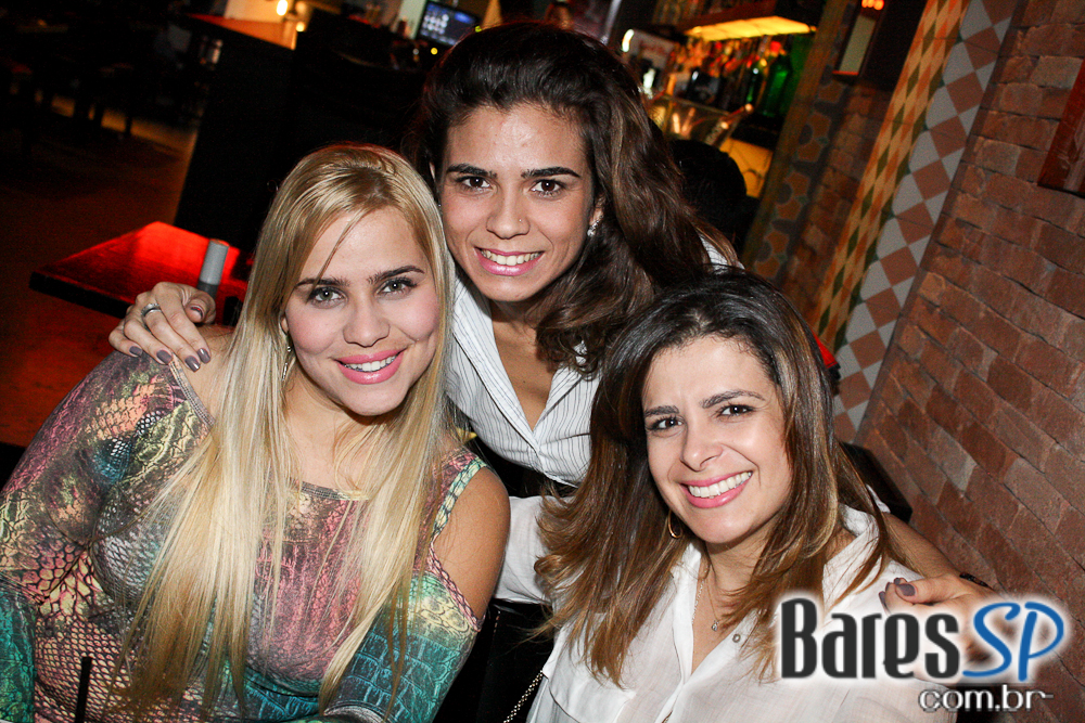 Ambiente descolado com cerveja e drinks no happy hour do Wall Street Bar Ambiente descolado com cerveja e drinks no happy hour do Wall Street Bar