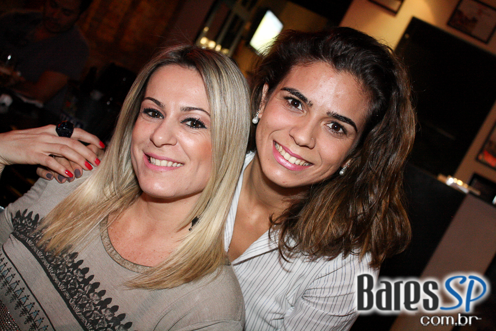 Ambiente descolado com cerveja e drinks no happy hour do Wall Street Bar Ambiente descolado com cerveja e drinks no happy hour do Wall Street Bar