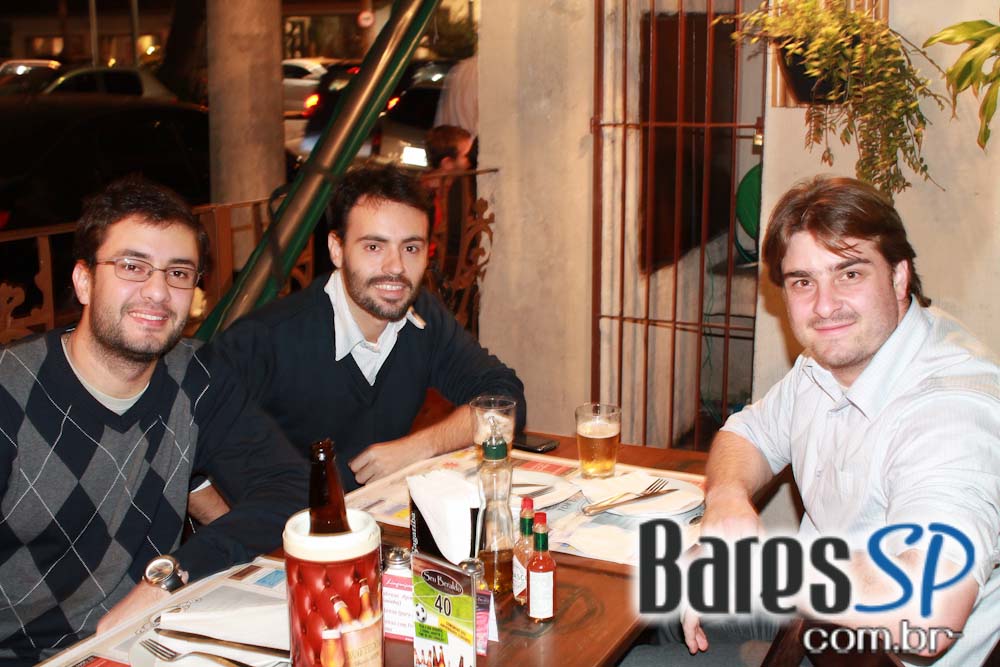 Música ao vivo e karaokê na noite de sexta-feira do Seu Beraldo Música ao vivo e karaokê na noite de sexta-feira do Seu Beraldo