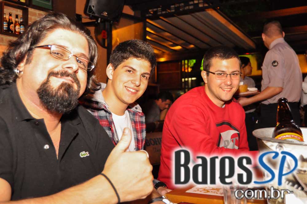 Companhia da Cerveja ofereceu bolinho de tapioca e mini hambúrguer no Happy Hour Companhia da Cerveja ofereceu bolinho de tapioca e mini hambúrguer no Happy Hour