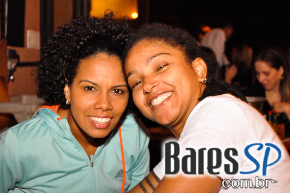 Companhia da Cerveja ofereceu bolinho de tapioca e mini hambúrguer no Happy Hour Companhia da Cerveja ofereceu bolinho de tapioca e mini hambúrguer no Happy Hour