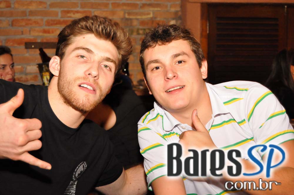 Companhia da Cerveja ofereceu bolinho de tapioca e mini hambúrguer no Happy Hour Companhia da Cerveja ofereceu bolinho de tapioca e mini hambúrguer no Happy Hour