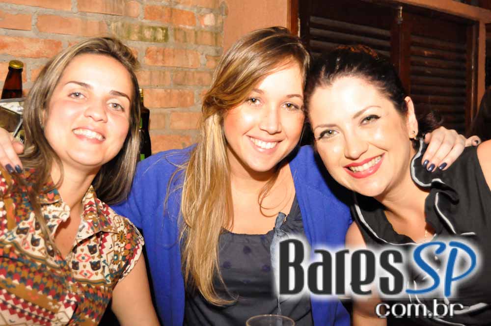 Companhia da Cerveja ofereceu bolinho de tapioca e mini hambúrguer no Happy Hour Companhia da Cerveja ofereceu bolinho de tapioca e mini hambúrguer no Happy Hour