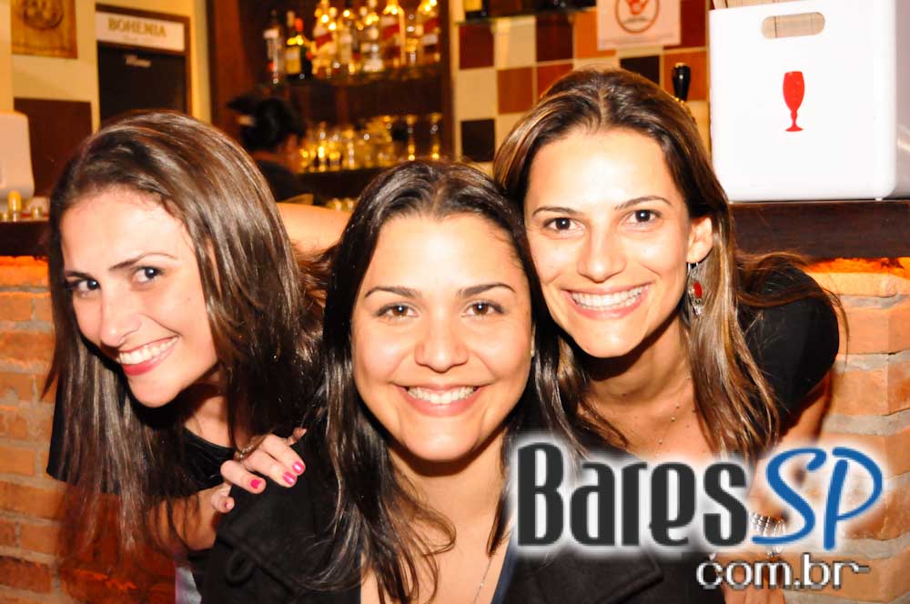 Companhia da Cerveja ofereceu bolinho de tapioca e mini hambúrguer no Happy Hour Companhia da Cerveja ofereceu bolinho de tapioca e mini hambúrguer no Happy Hour