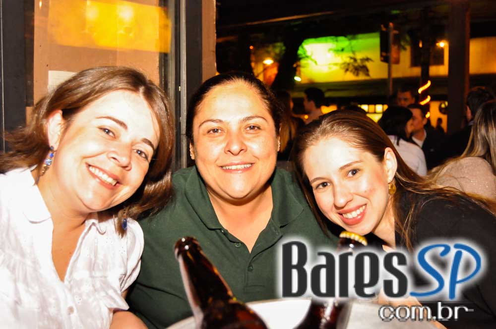 Companhia da Cerveja ofereceu bolinho de tapioca e mini hambúrguer no Happy Hour Companhia da Cerveja ofereceu bolinho de tapioca e mini hambúrguer no Happy Hour