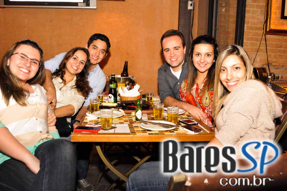 Companhia da Cerveja ofereceu bolinho de tapioca e mini hambúrguer no Happy Hour Companhia da Cerveja ofereceu bolinho de tapioca e mini hambúrguer no Happy Hour