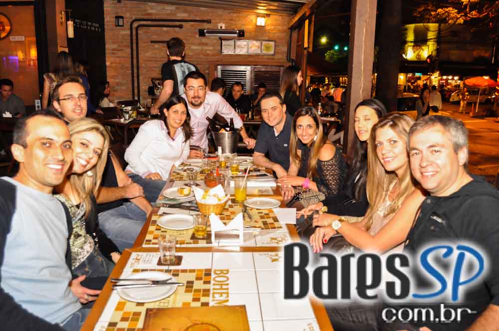 Companhia da Cerveja ofereceu bolinho de tapioca e mini hambúrguer no Happy Hour Companhia da Cerveja ofereceu bolinho de tapioca e mini hambúrguer no Happy Hour