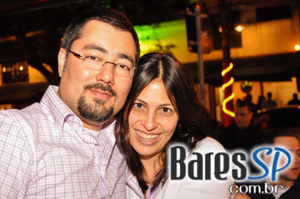 Companhia da Cerveja ofereceu bolinho de tapioca e mini hambúrguer no Happy Hour Companhia da Cerveja ofereceu bolinho de tapioca e mini hambúrguer no Happy Hour