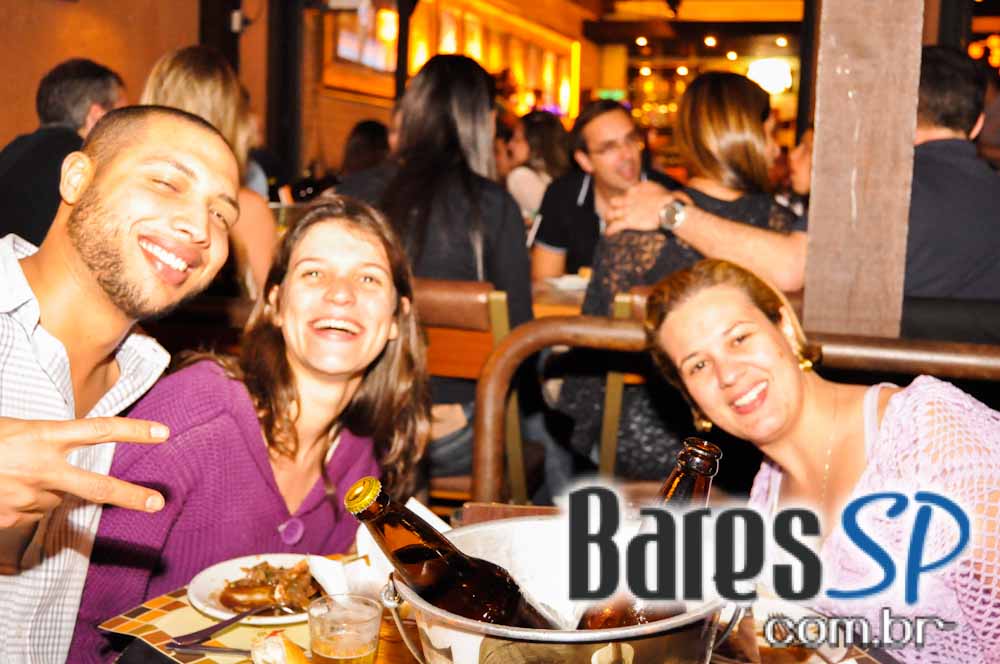 Companhia da Cerveja ofereceu bolinho de tapioca e mini hambúrguer no Happy Hour Companhia da Cerveja ofereceu bolinho de tapioca e mini hambúrguer no Happy Hour