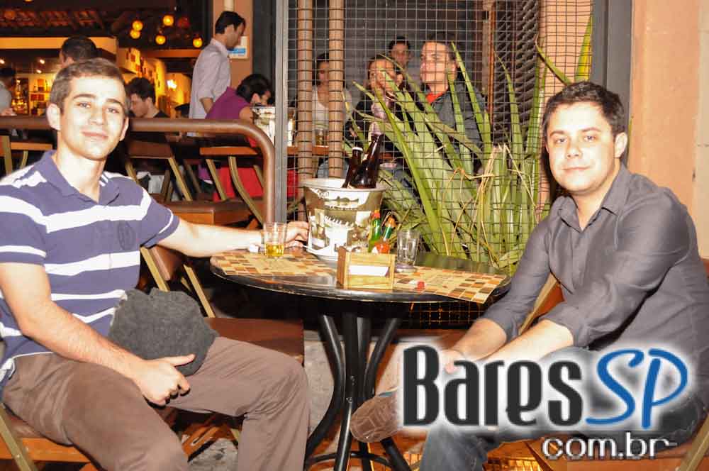 Companhia da Cerveja ofereceu bolinho de tapioca e mini hambúrguer no Happy Hour Companhia da Cerveja ofereceu bolinho de tapioca e mini hambúrguer no Happy Hour