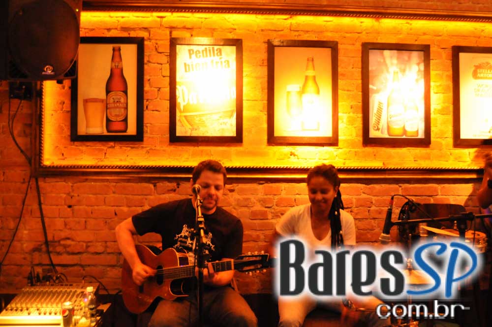Companhia da Cerveja ofereceu bolinho de tapioca e mini hambúrguer no Happy Hour Companhia da Cerveja ofereceu bolinho de tapioca e mini hambúrguer no Happy Hour