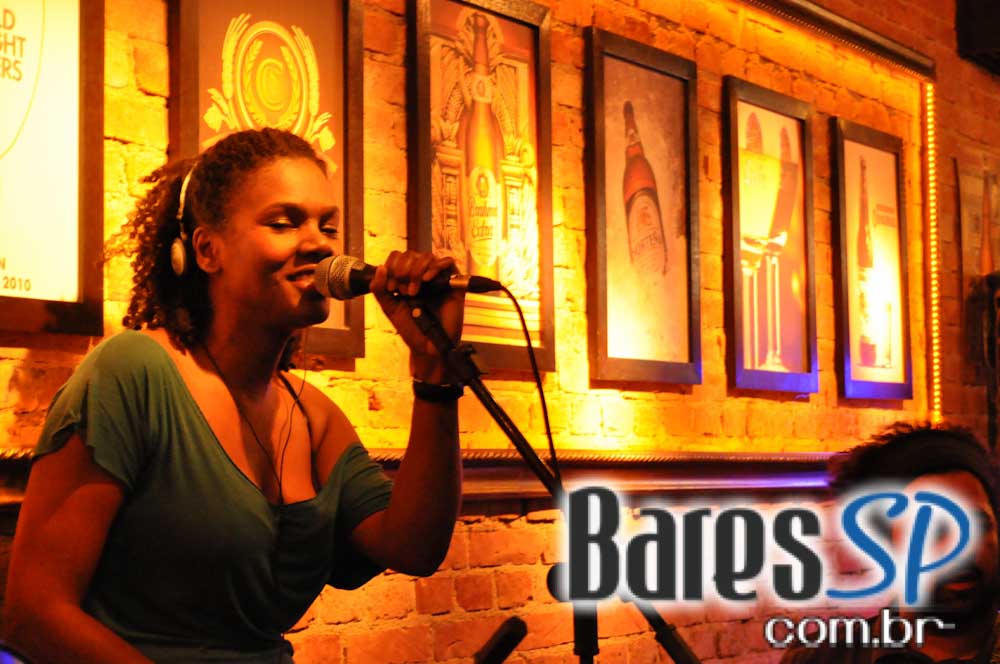 Companhia da Cerveja ofereceu bolinho de tapioca e mini hambúrguer no Happy Hour Companhia da Cerveja ofereceu bolinho de tapioca e mini hambúrguer no Happy Hour