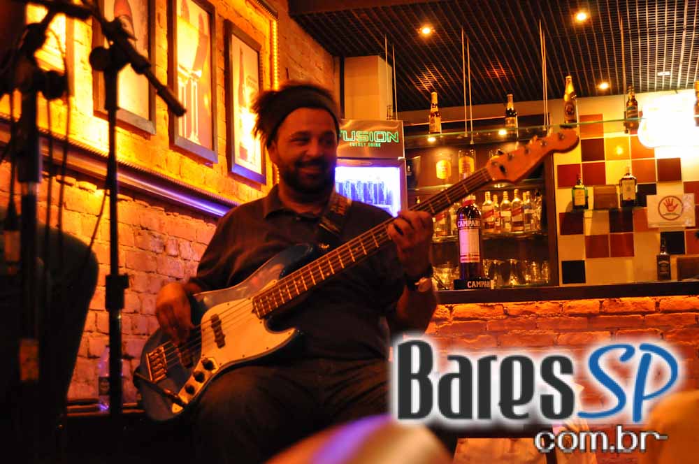 Companhia da Cerveja ofereceu bolinho de tapioca e mini hambúrguer no Happy Hour Companhia da Cerveja ofereceu bolinho de tapioca e mini hambúrguer no Happy Hour