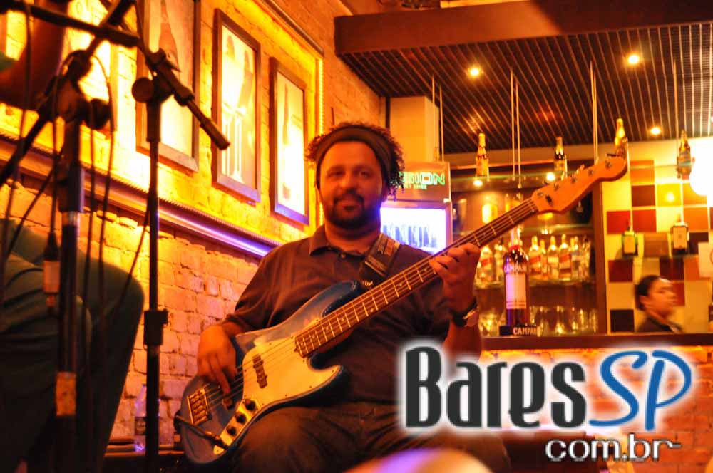 Companhia da Cerveja ofereceu bolinho de tapioca e mini hambúrguer no Happy Hour Companhia da Cerveja ofereceu bolinho de tapioca e mini hambúrguer no Happy Hour