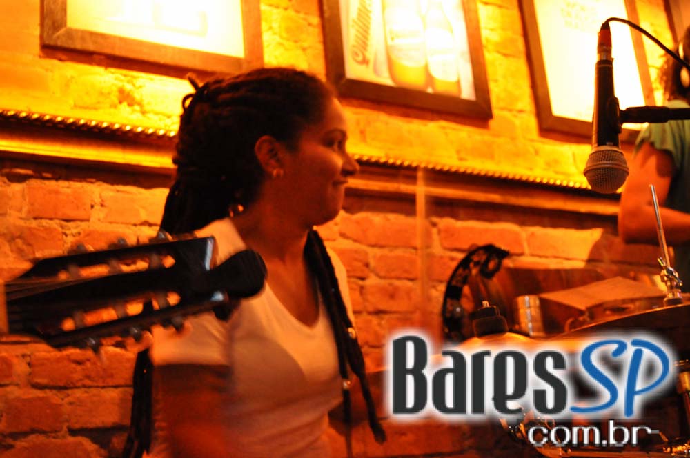 Companhia da Cerveja ofereceu bolinho de tapioca e mini hambúrguer no Happy Hour Companhia da Cerveja ofereceu bolinho de tapioca e mini hambúrguer no Happy Hour