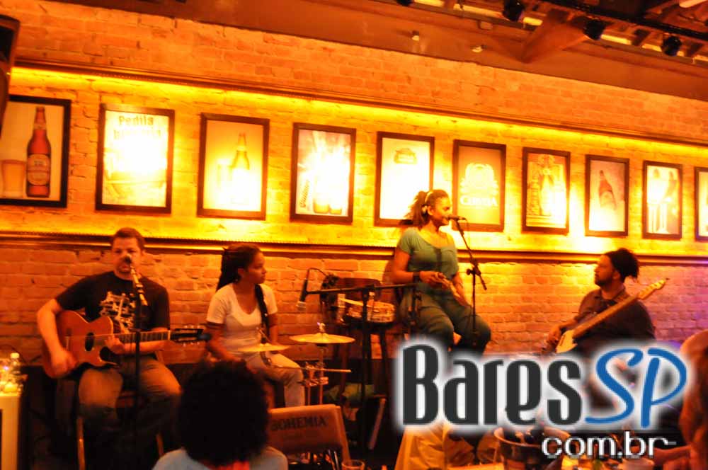 Companhia da Cerveja ofereceu bolinho de tapioca e mini hambúrguer no Happy Hour Companhia da Cerveja ofereceu bolinho de tapioca e mini hambúrguer no Happy Hour