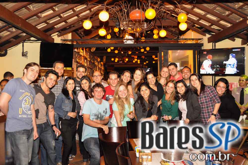 Companhia da Cerveja ofereceu bolinho de tapioca e mini hambúrguer no Happy Hour Companhia da Cerveja ofereceu bolinho de tapioca e mini hambúrguer no Happy Hour