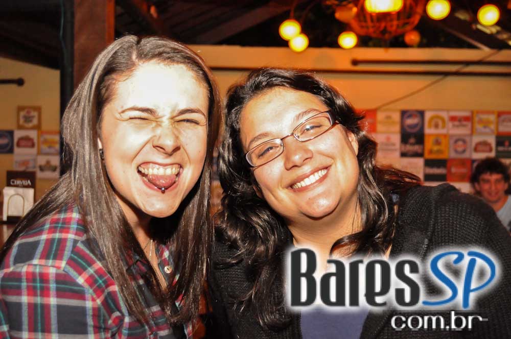 Companhia da Cerveja ofereceu bolinho de tapioca e mini hambúrguer no Happy Hour Companhia da Cerveja ofereceu bolinho de tapioca e mini hambúrguer no Happy Hour