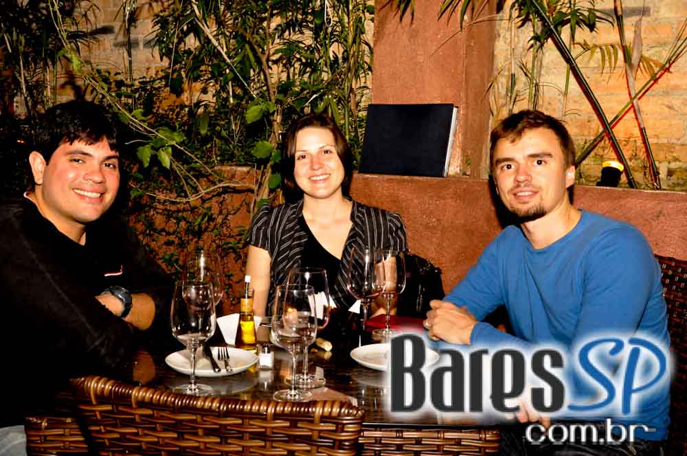 Evviva Restobar ofereceu ambiente intimista e cardápio variado na quinta-feira Evviva Restobar ofereceu ambiente intimista e cardápio variado na quinta-feira