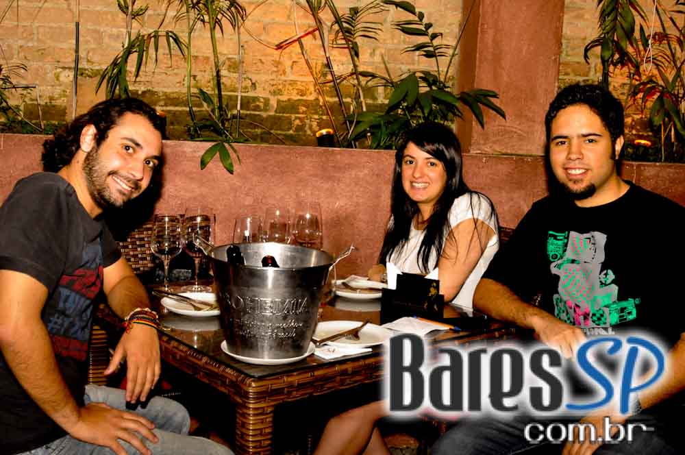 Evviva Restobar ofereceu ambiente intimista e cardápio variado na quinta-feira Evviva Restobar ofereceu ambiente intimista e cardápio variado na quinta-feira