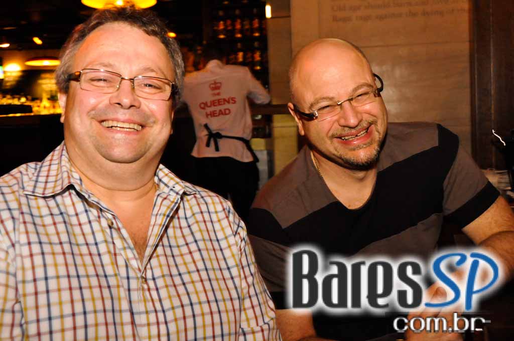 The Queen's Head Pub teve Happy Hour animado na quinta-feira The Queen's Head Pub teve Happy Hour animado na quinta-feira