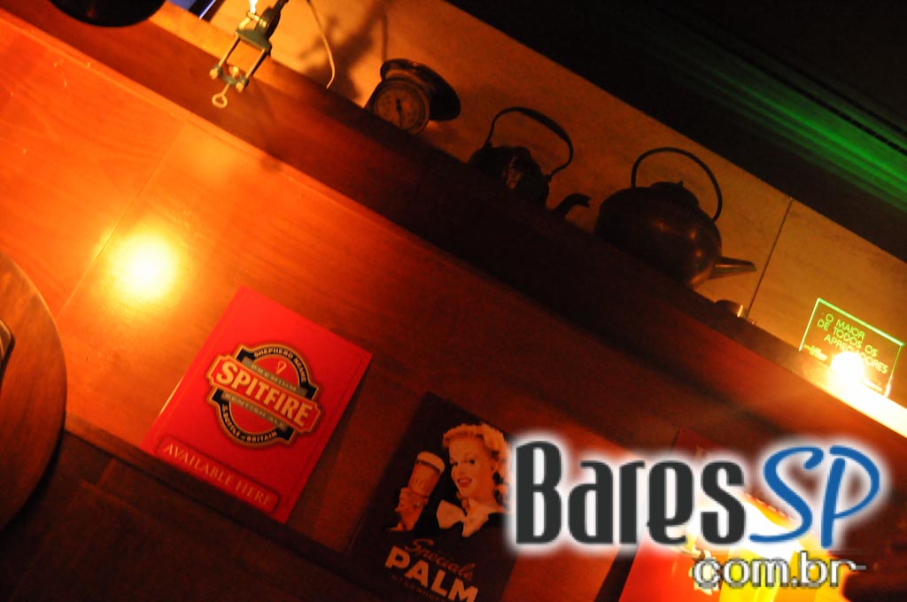 The Queen's Head Pub teve Happy Hour animado na quinta-feira The Queen's Head Pub teve Happy Hour animado na quinta-feira