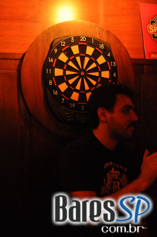 The Queen's Head Pub teve Happy Hour animado na quinta-feira The Queen's Head Pub teve Happy Hour animado na quinta-feira