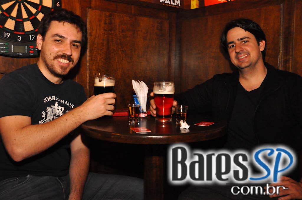 The Queen's Head Pub teve Happy Hour animado na quinta-feira The Queen's Head Pub teve Happy Hour animado na quinta-feira