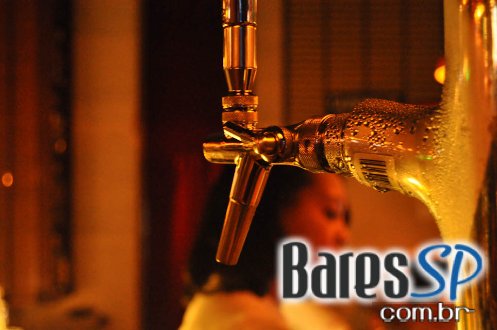 The Queen's Head Pub teve Happy Hour animado na quinta-feira The Queen's Head Pub teve Happy Hour animado na quinta-feira