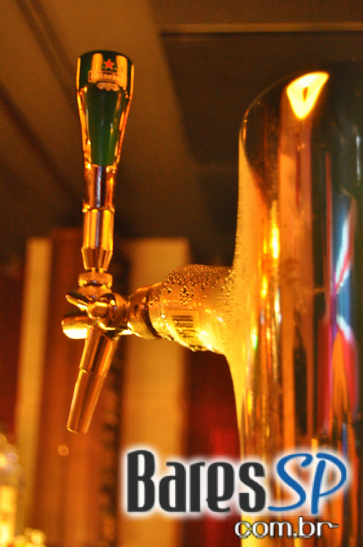 The Queen's Head Pub teve Happy Hour animado na quinta-feira The Queen's Head Pub teve Happy Hour animado na quinta-feira