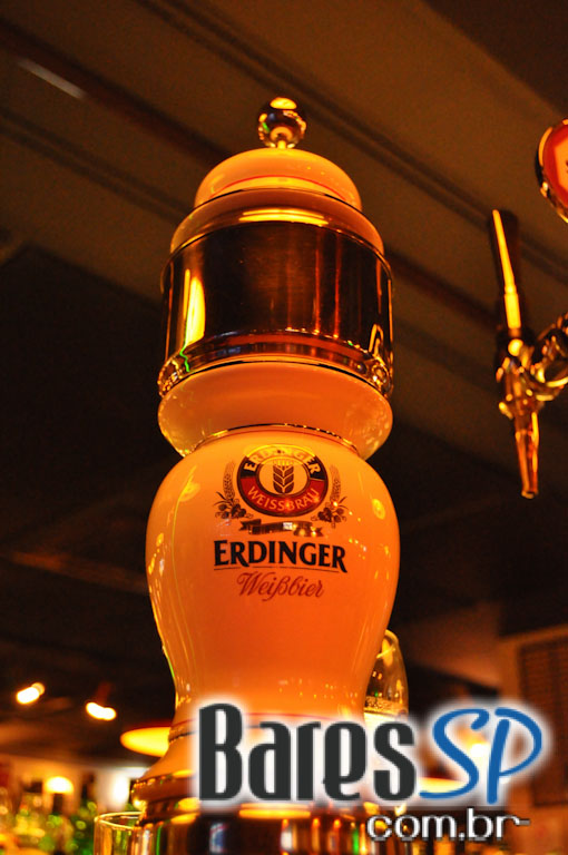 The Queen's Head Pub teve Happy Hour animado na quinta-feira The Queen's Head Pub teve Happy Hour animado na quinta-feira