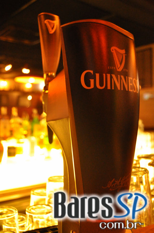 The Queen's Head Pub teve Happy Hour animado na quinta-feira The Queen's Head Pub teve Happy Hour animado na quinta-feira