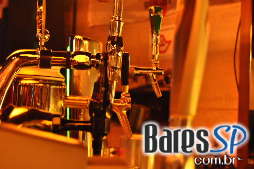 The Queen's Head Pub teve Happy Hour animado na quinta-feira The Queen's Head Pub teve Happy Hour animado na quinta-feira