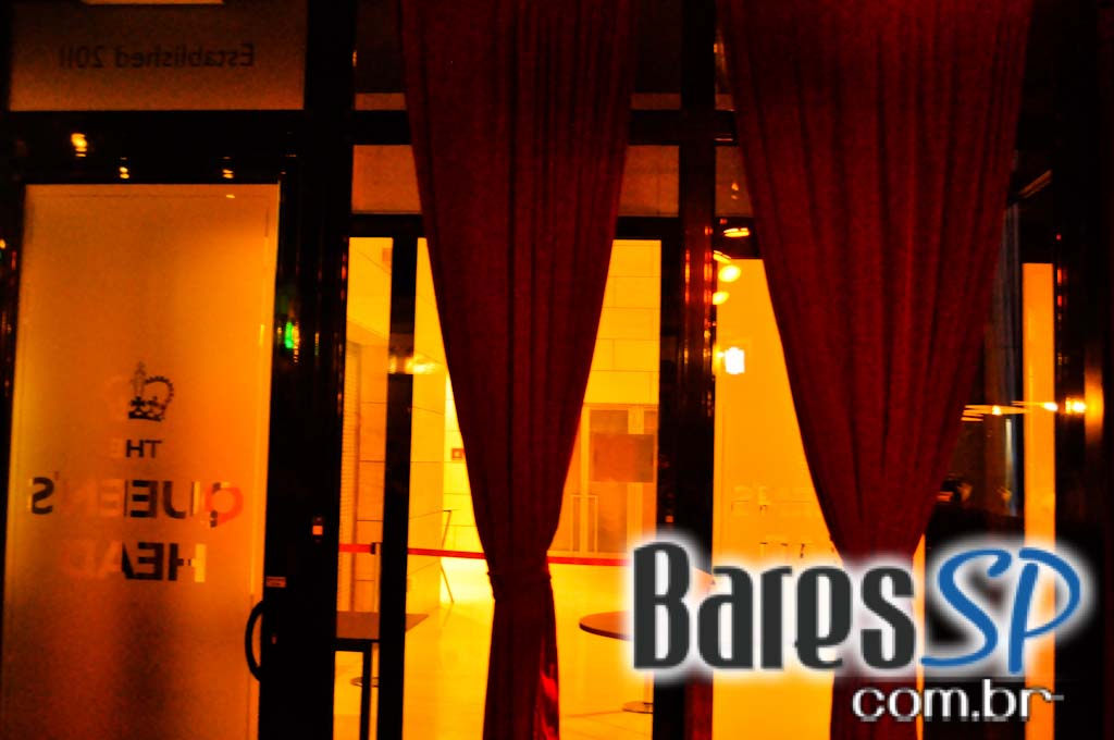 The Queen's Head Pub teve Happy Hour animado na quinta-feira The Queen's Head Pub teve Happy Hour animado na quinta-feira