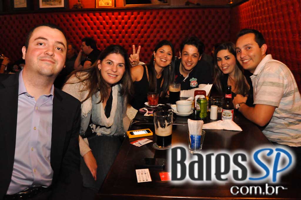 The Queen's Head Pub teve Happy Hour animado na quinta-feira The Queen's Head Pub teve Happy Hour animado na quinta-feira