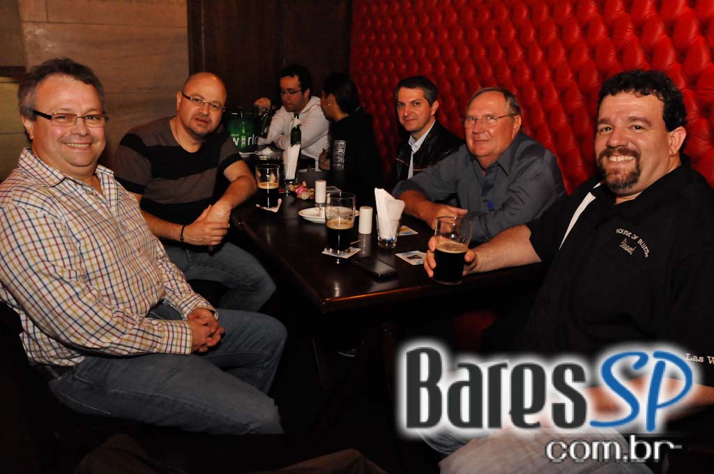 The Queen's Head Pub teve Happy Hour animado na quinta-feira The Queen's Head Pub teve Happy Hour animado na quinta-feira