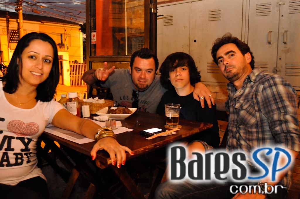 Feijoada e pop rock no sábado do Bar do Santa Feijoada e pop rock no sábado do Bar do Santa